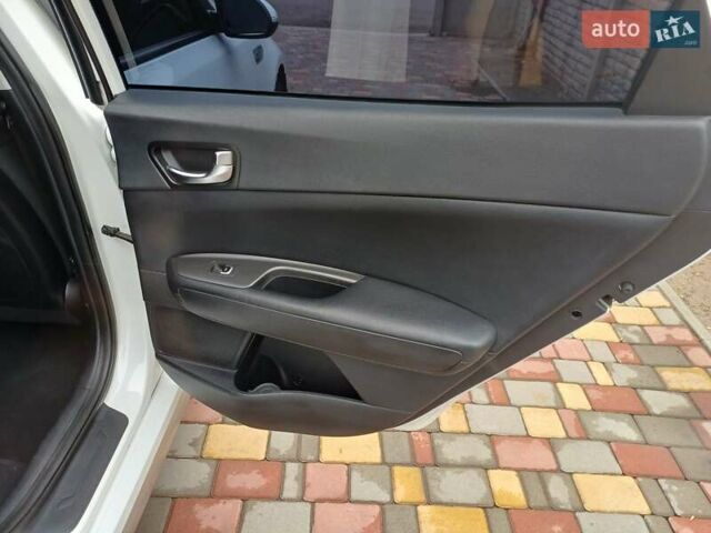 Киа Оптима 2016 в Черноморске (Ильичевске) на Automoto.ua Белый Киа Оптима, объемом двигателя 2 л и пробегом 140 тыс. км за 13000 $, фото 11 на Automoto.ua