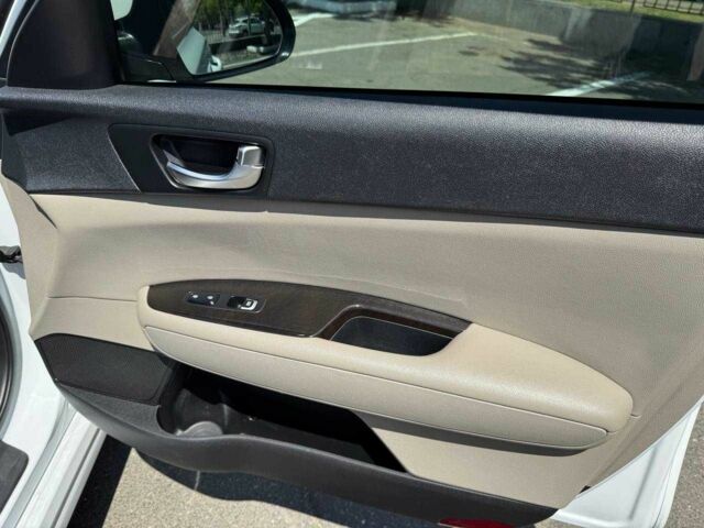 Білий Кіа Оптіма, об'ємом двигуна 2.4 л та пробігом 112 тис. км за 12000 $, фото 19 на Automoto.ua