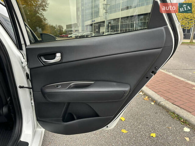 Білий Кіа Оптіма, об'ємом двигуна 2.36 л та пробігом 153 тис. км за 9500 $, фото 30 на Automoto.ua