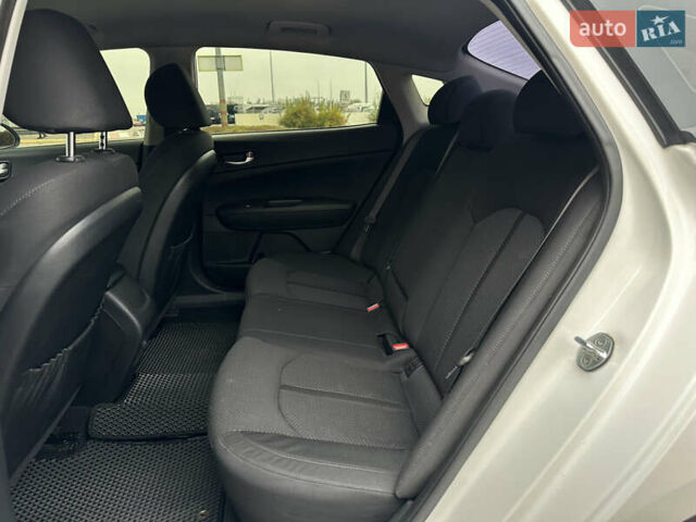 Білий Кіа Оптіма, об'ємом двигуна 2.36 л та пробігом 153 тис. км за 9500 $, фото 29 на Automoto.ua