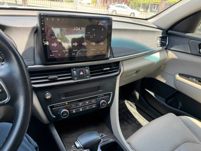 Білий Кіа Оптіма, об'ємом двигуна 2.4 л та пробігом 112 тис. км за 12000 $, фото 10 на Automoto.ua