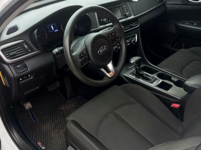 Білий Кіа Оптіма, об'ємом двигуна 2.4 л та пробігом 165 тис. км за 10000 $, фото 5 на Automoto.ua