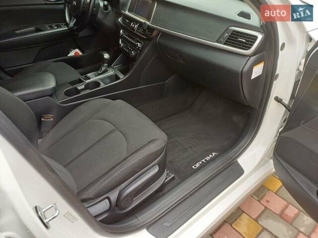 Киа Оптима 2016 в Черноморске (Ильичевске) на Automoto.ua Белый Киа Оптима, объемом двигателя 2 л и пробегом 140 тыс. км за 13000 $, фото 15 на Automoto.ua