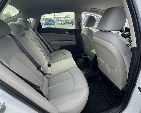 Білий Кіа Оптіма, об'ємом двигуна 2.4 л та пробігом 124 тис. км за 12100 $, фото 13 на Automoto.ua