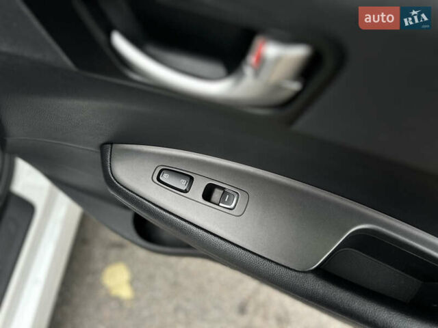 Білий Кіа Оптіма, об'ємом двигуна 2.36 л та пробігом 153 тис. км за 9500 $, фото 40 на Automoto.ua