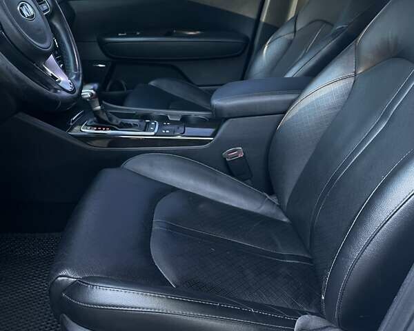 Білий Кіа Оптіма, об'ємом двигуна 2.36 л та пробігом 211 тис. км за 11450 $, фото 22 на Automoto.ua