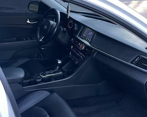 Білий Кіа Оптіма, об'ємом двигуна 2.36 л та пробігом 211 тис. км за 11450 $, фото 10 на Automoto.ua