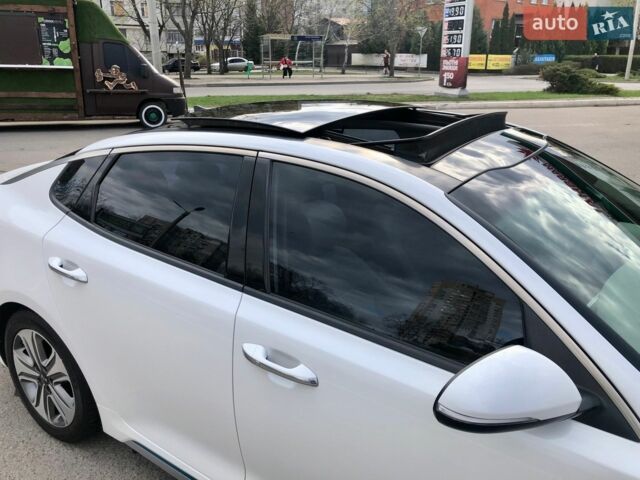 Білий Кіа Оптіма, об'ємом двигуна 2 л та пробігом 125 тис. км за 16400 $, фото 4 на Automoto.ua