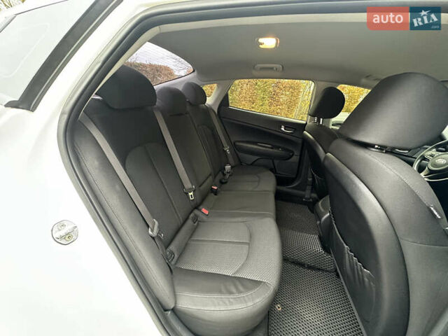 Білий Кіа Оптіма, об'ємом двигуна 2.36 л та пробігом 153 тис. км за 9500 $, фото 38 на Automoto.ua