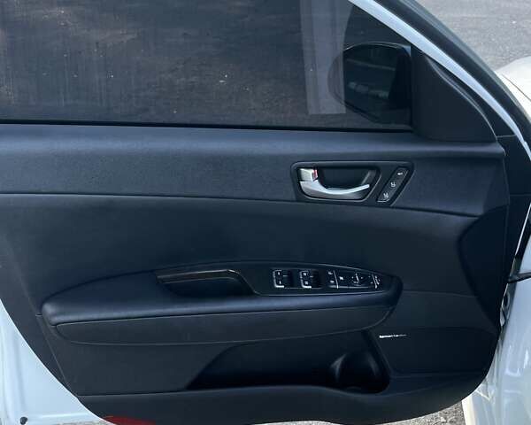 Білий Кіа Оптіма, об'ємом двигуна 2.36 л та пробігом 211 тис. км за 11450 $, фото 24 на Automoto.ua