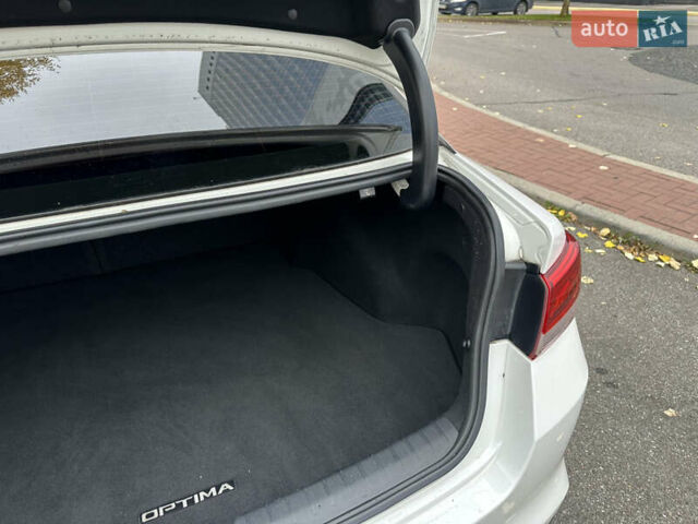 Білий Кіа Оптіма, об'ємом двигуна 2.36 л та пробігом 153 тис. км за 9500 $, фото 45 на Automoto.ua