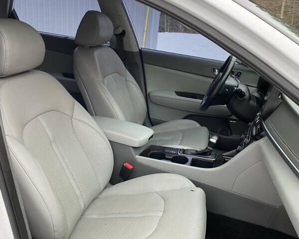 Білий Кіа Оптіма, об'ємом двигуна 2.4 л та пробігом 160 тис. км за 13000 $, фото 24 на Automoto.ua