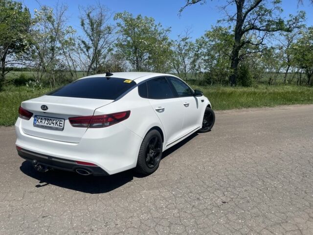 Білий Кіа Оптіма, об'ємом двигуна 1.7 л та пробігом 141 тис. км за 12000 $, фото 5 на Automoto.ua