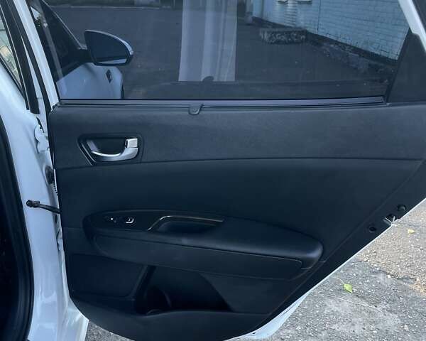 Білий Кіа Оптіма, об'ємом двигуна 2.36 л та пробігом 211 тис. км за 11450 $, фото 19 на Automoto.ua