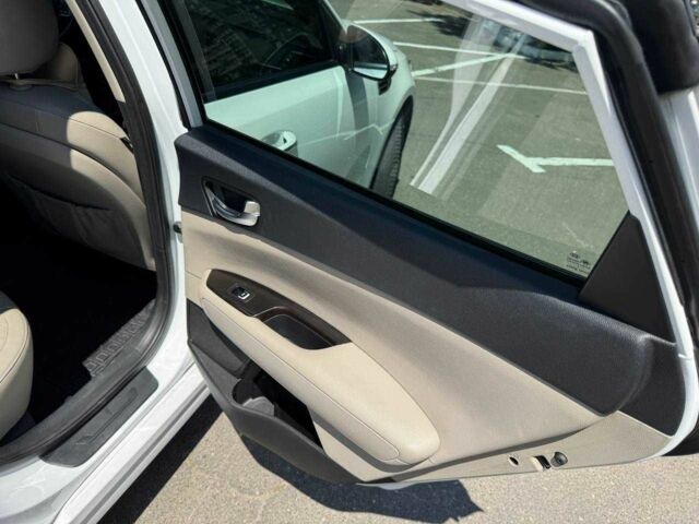 Білий Кіа Оптіма, об'ємом двигуна 2.4 л та пробігом 112 тис. км за 12000 $, фото 18 на Automoto.ua