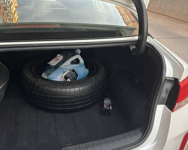 Белый Киа Оптима, объемом двигателя 2 л и пробегом 68 тыс. км за 16000 $, фото 10 на Automoto.ua