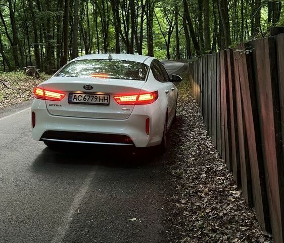 Білий Кіа Оптіма, об'ємом двигуна 2 л та пробігом 210 тис. км за 317 $, фото 2 на Automoto.ua