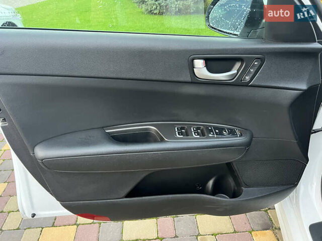 Білий Кіа Оптіма, об'ємом двигуна 2.36 л та пробігом 68 тис. км за 11500 $, фото 15 на Automoto.ua