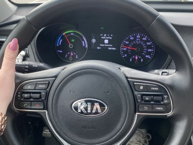 Білий Кіа Оптіма, об'ємом двигуна 2 л та пробігом 210 тис. км за 317 $, фото 4 на Automoto.ua