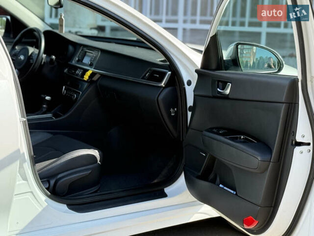 Белый Киа Оптима, объемом двигателя 1.69 л и пробегом 120 тыс. км за 14999 $, фото 25 на Automoto.ua