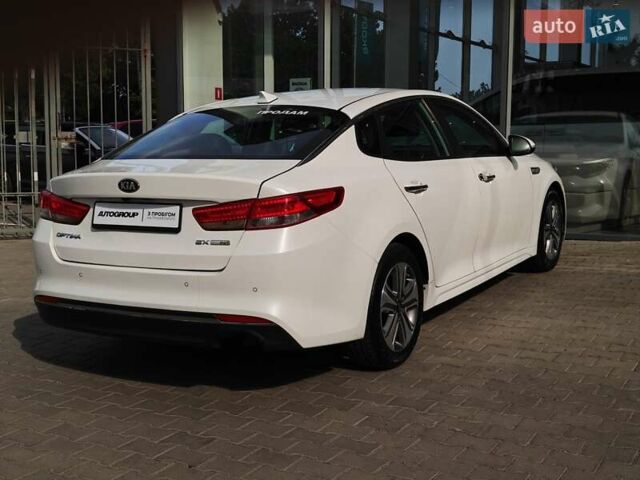 Белый Киа Оптима, объемом двигателя 2 л и пробегом 130 тыс. км за 16000 $, фото 6 на Automoto.ua