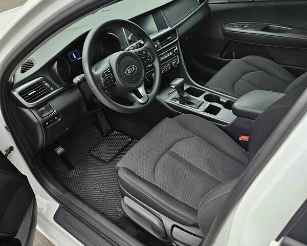 Білий Кіа Оптіма, об'ємом двигуна 2.36 л та пробігом 197 тис. км за 11000 $, фото 7 на Automoto.ua