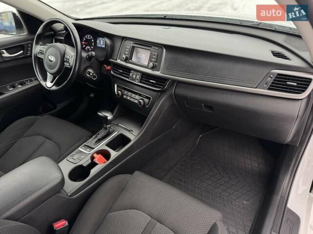 Білий Кіа Оптіма, об'ємом двигуна 2.4 л та пробігом 68 тис. км за 11700 $, фото 10 на Automoto.ua