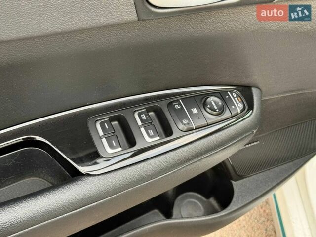 Білий Кіа Оптіма, об'ємом двигуна 2 л та пробігом 136 тис. км за 15700 $, фото 33 на Automoto.ua