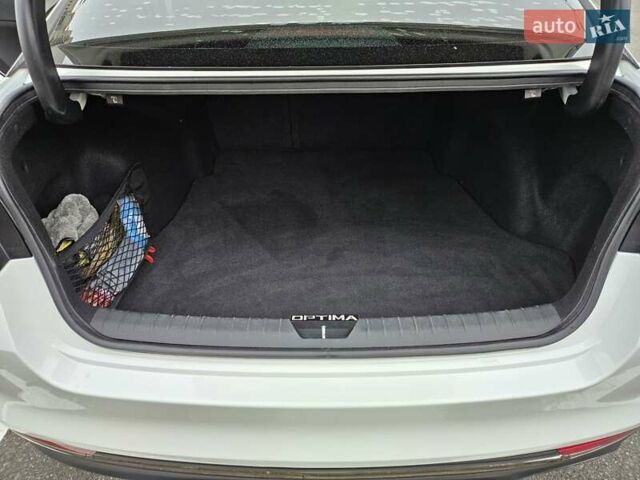 Білий Кіа Оптіма, об'ємом двигуна 2.36 л та пробігом 197 тис. км за 11000 $, фото 5 на Automoto.ua
