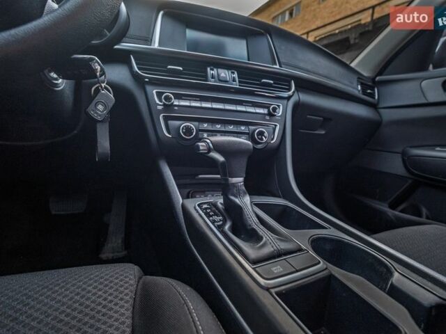 Білий Кіа Оптіма, об'ємом двигуна 2.36 л та пробігом 115 тис. км за 12000 $, фото 24 на Automoto.ua