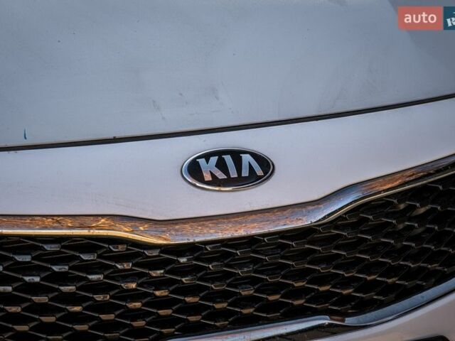 Білий Кіа Оптіма, об'ємом двигуна 2.36 л та пробігом 115 тис. км за 12000 $, фото 20 на Automoto.ua