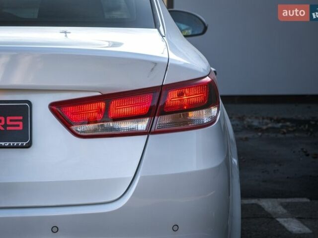 Білий Кіа Оптіма, об'ємом двигуна 2.36 л та пробігом 115 тис. км за 12000 $, фото 14 на Automoto.ua