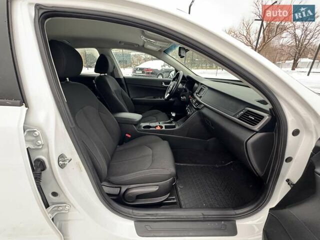 Білий Кіа Оптіма, об'ємом двигуна 2.4 л та пробігом 68 тис. км за 11700 $, фото 9 на Automoto.ua