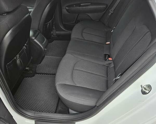 Білий Кіа Оптіма, об'ємом двигуна 2.36 л та пробігом 197 тис. км за 11000 $, фото 9 на Automoto.ua