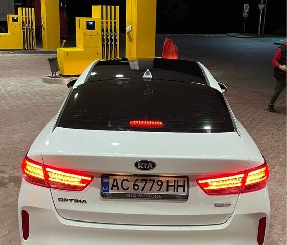Білий Кіа Оптіма, об'ємом двигуна 2 л та пробігом 210 тис. км за 317 $, фото 1 на Automoto.ua