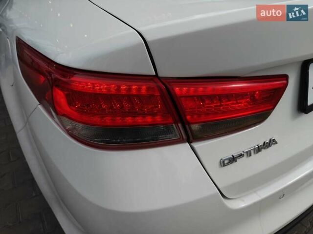 Белый Киа Оптима, объемом двигателя 2 л и пробегом 130 тыс. км за 16000 $, фото 33 на Automoto.ua