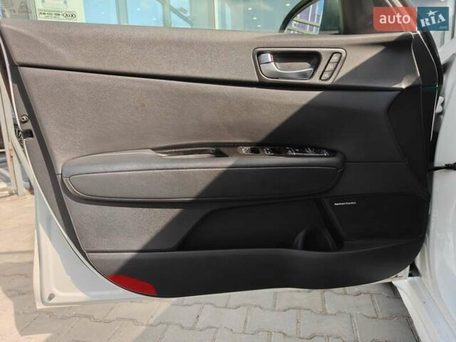 Белый Киа Оптима, объемом двигателя 2 л и пробегом 130 тыс. км за 16000 $, фото 4 на Automoto.ua