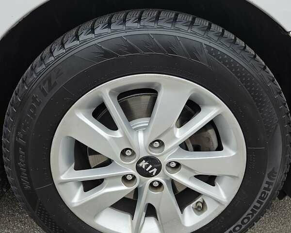 Білий Кіа Оптіма, об'ємом двигуна 2.36 л та пробігом 197 тис. км за 11000 $, фото 11 на Automoto.ua