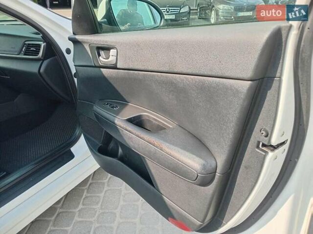 Белый Киа Оптима, объемом двигателя 2.4 л и пробегом 143 тыс. км за 11300 $, фото 17 на Automoto.ua