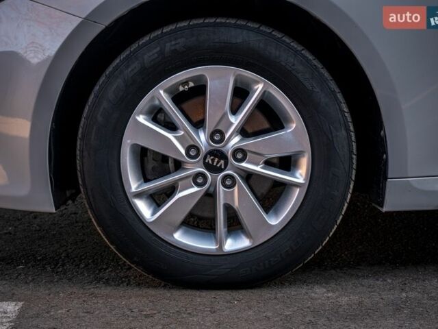 Білий Кіа Оптіма, об'ємом двигуна 2.36 л та пробігом 115 тис. км за 12000 $, фото 16 на Automoto.ua