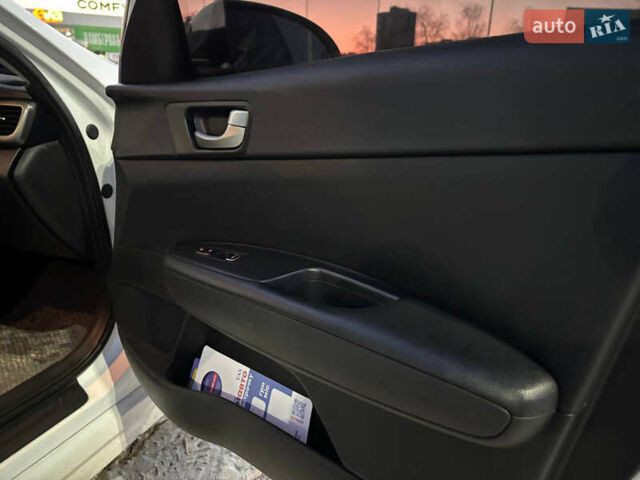 Білий Кіа Оптіма, об'ємом двигуна 2.4 л та пробігом 145 тис. км за 9300 $, фото 21 на Automoto.ua