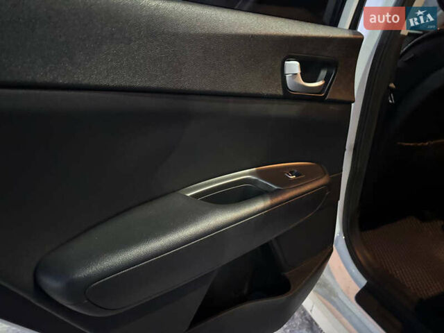 Білий Кіа Оптіма, об'ємом двигуна 2.4 л та пробігом 145 тис. км за 9300 $, фото 20 на Automoto.ua