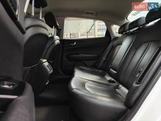 Белый Киа Оптима, объемом двигателя 2 л и пробегом 130 тыс. км за 16000 $, фото 23 на Automoto.ua