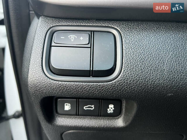 Білий Кіа Оптіма, об'ємом двигуна 2.36 л та пробігом 68 тис. км за 11500 $, фото 11 на Automoto.ua