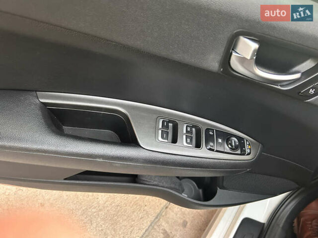 Белый Киа Оптима, объемом двигателя 2 л и пробегом 68 тыс. км за 16000 $, фото 14 на Automoto.ua