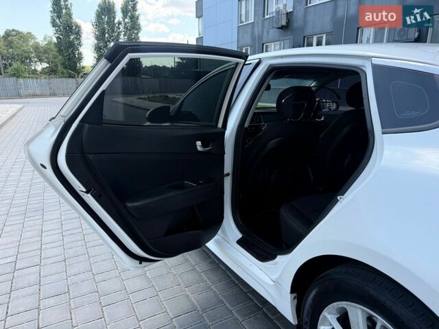 Білий Кіа Оптіма, об'ємом двигуна 2.36 л та пробігом 160 тис. км за 9999 $, фото 66 на Automoto.ua
