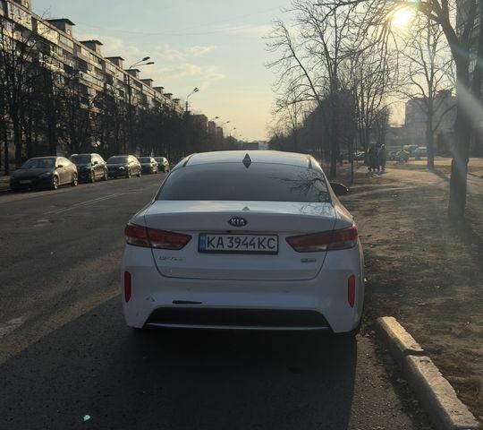 Білий Кіа Оптіма, об'ємом двигуна 2 л та пробігом 134 тис. км за 13000 $, фото 3 на Automoto.ua
