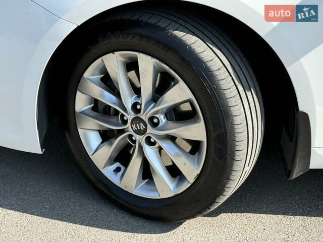 Белый Киа Оптима, объемом двигателя 1.69 л и пробегом 120 тыс. км за 14999 $, фото 6 на Automoto.ua