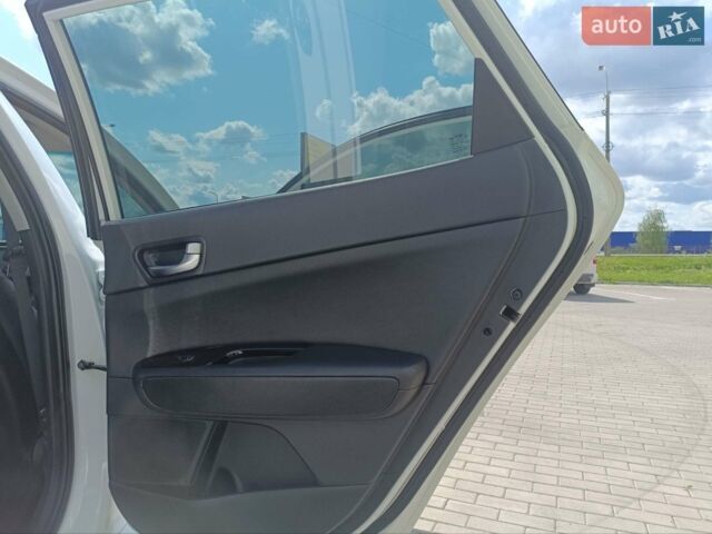 Білий Кіа Оптіма, об'ємом двигуна 2 л та пробігом 230 тис. км за 16950 $, фото 27 на Automoto.ua