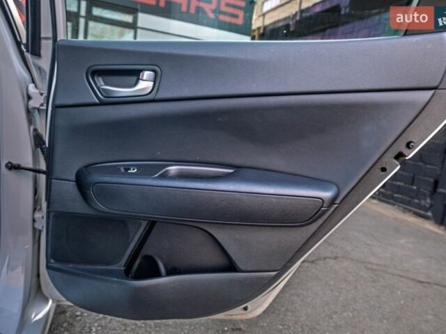 Білий Кіа Оптіма, об'ємом двигуна 2.36 л та пробігом 115 тис. км за 12000 $, фото 33 на Automoto.ua